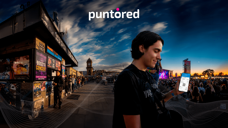 Joven mostrando su boleto digital tras realizar pagos en boletería a través de la red Puntored durante un concierto